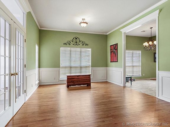 4th image of 2405 S Willow Ave