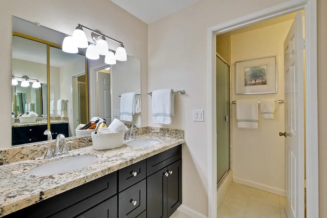 7122 Clarendon St — Photo 4