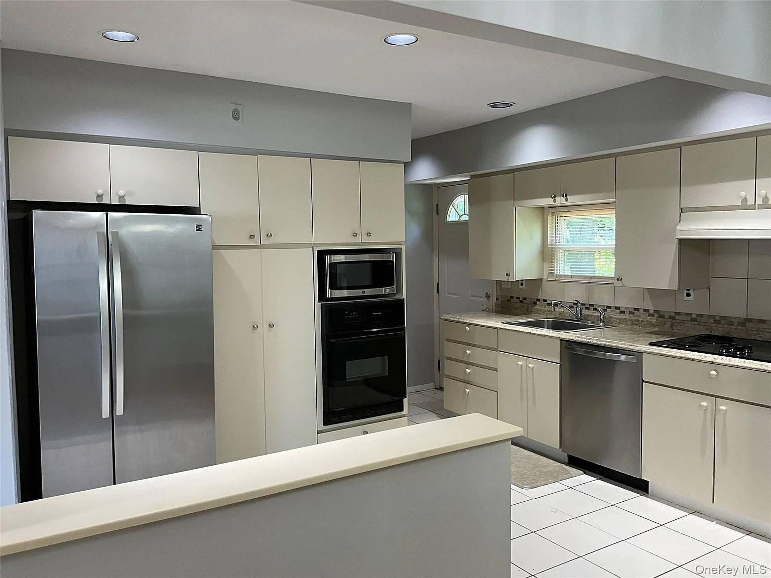 3 bed, 2.5 bath, 1285 sqft, $4,700 — Photo 3