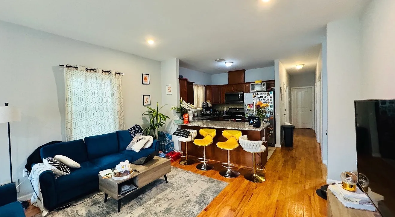 3 bed, 1000 sqft, $3,600 — Photo 2