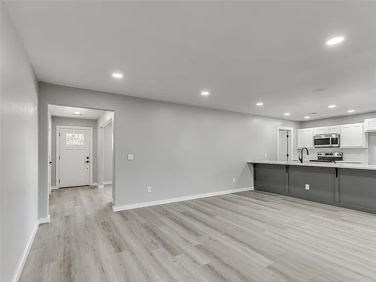 6917 Woodridge Ave — Photo 6