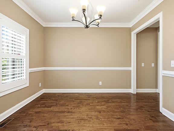 5th image of 302 Brook Chase Ln