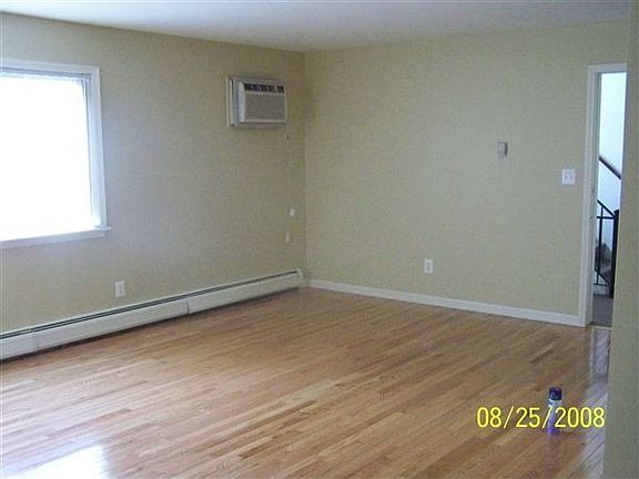 NORTH ROYAL OAK APTS-livingrm