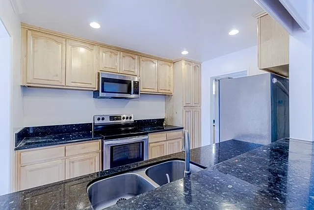 1127 E Del Mar Blvd — Photo 4