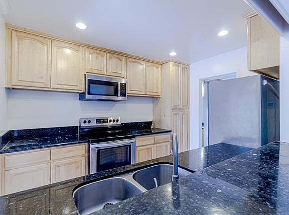 4th image of 1127 E Del Mar Blvd APT 121