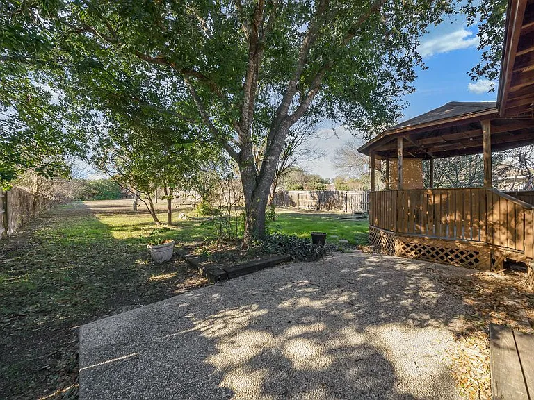 8218 Parkland Hills Dr — Photo 30