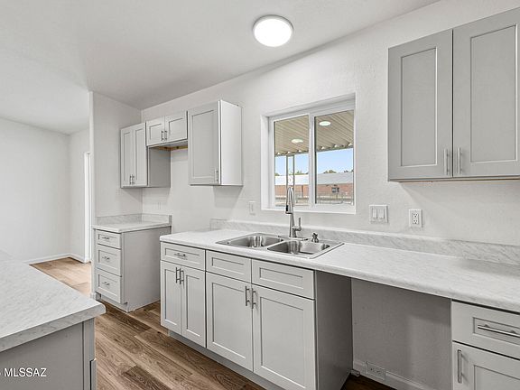 5th image of 2910 S Sunland Vis
