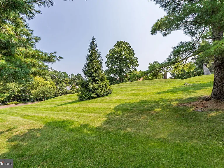 7 Belaire Way — Photo 30