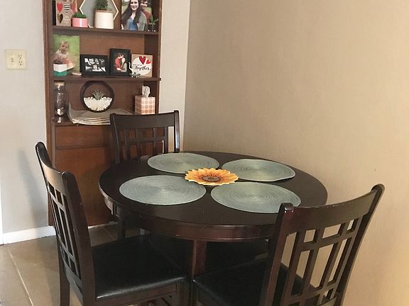 Built-In & Dining Area