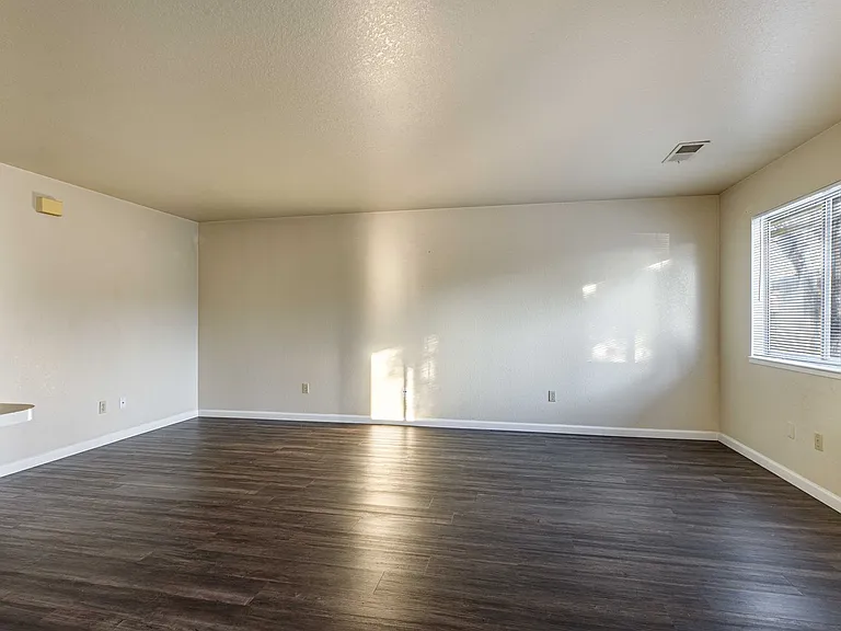 1229 W Roseburg Ave — Photo 29