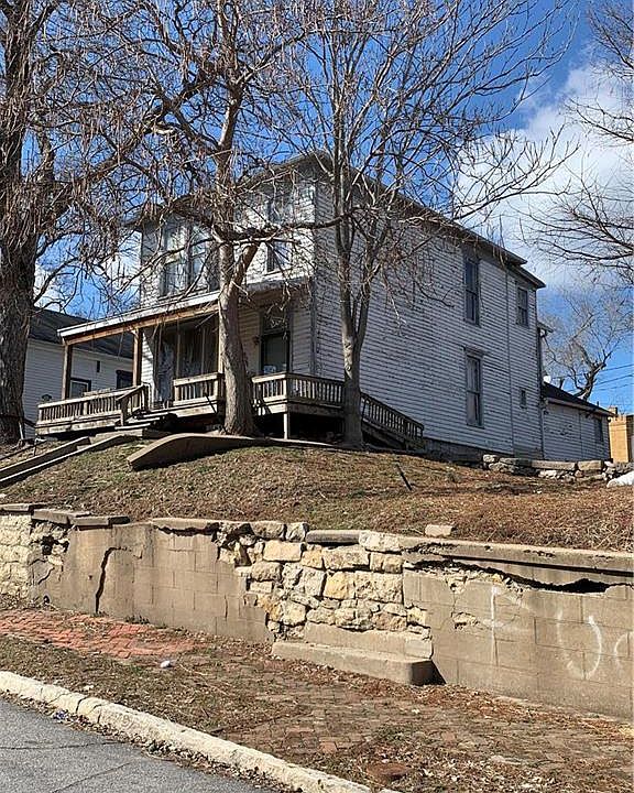 2nd image of 909 Ridenbaugh St