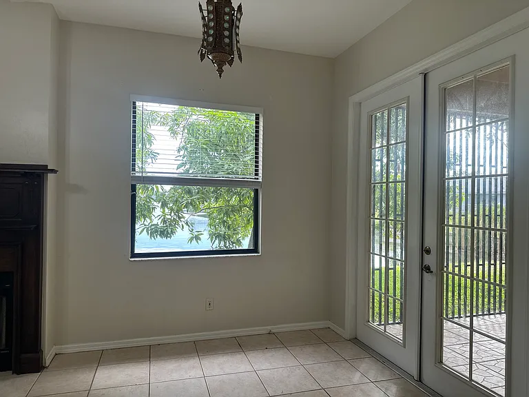 7 NE 17th Pl — Photo 14