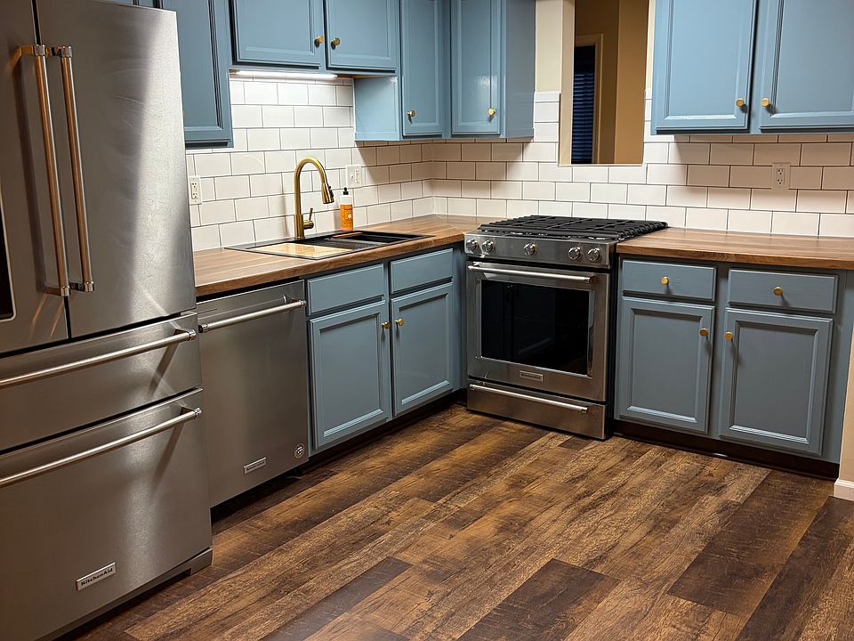 Kitchen - Picture from the back door.