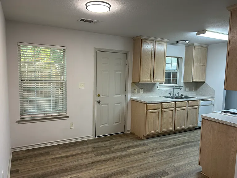 1611 Enloe Ct — Photo 6