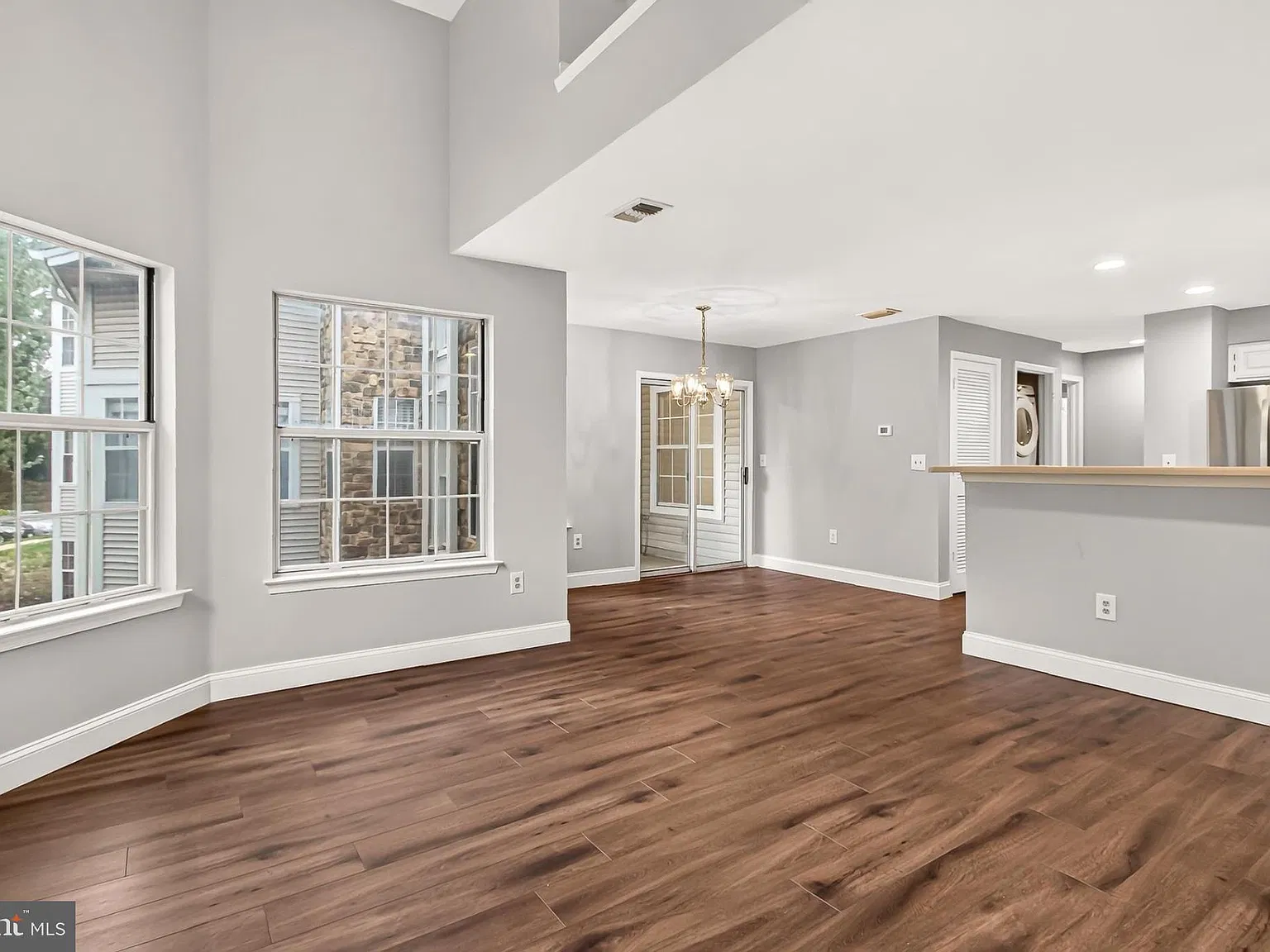 2 bed, 2.0 bath, 1040 sqft, $2,300 — Photo 3