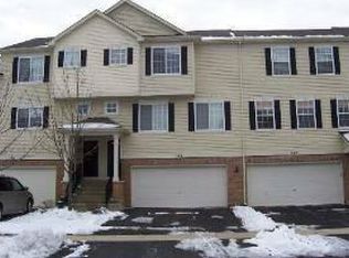 299 Evergreen Cir, Gilberts, IL 60136