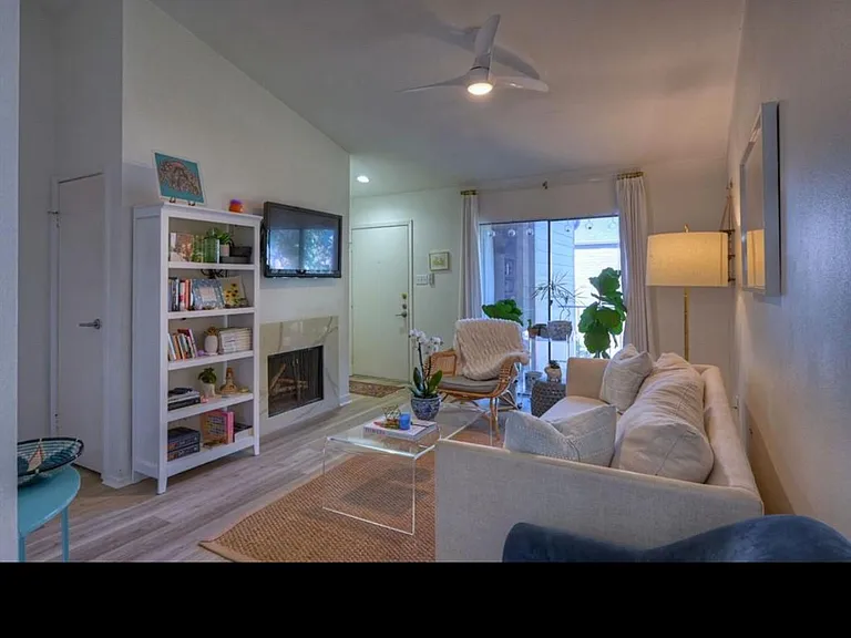 7138 N Holiday Dr — Photo 1