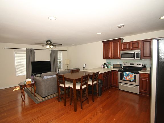 4th image of 2853 Holiday Dr