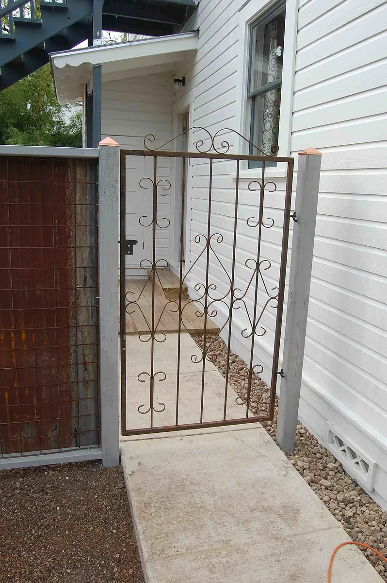 Building Photo - 704 E Guenther St #1