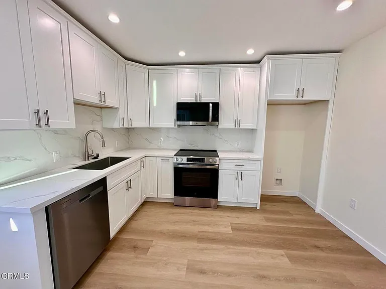 17451 Keswick St #17451 — Photo 5