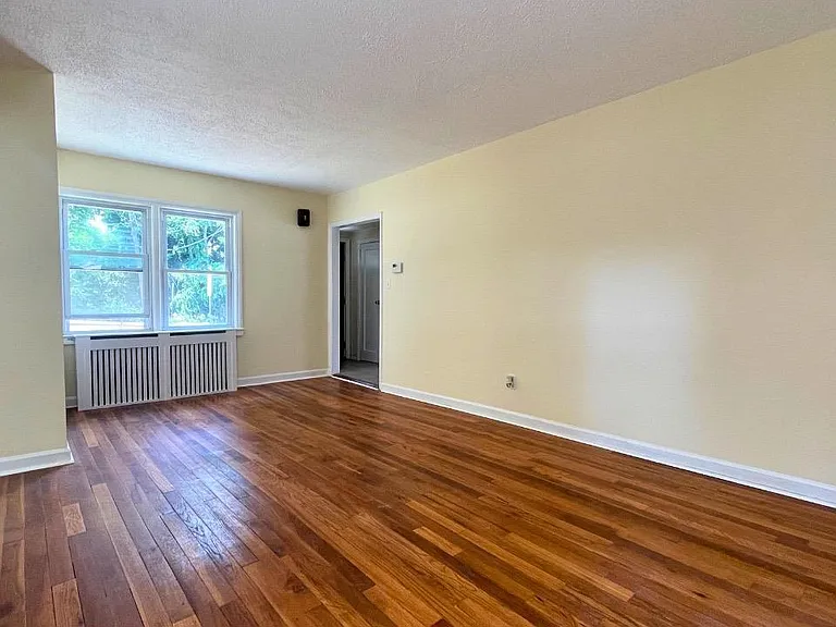 408 Ryders Ln — Photo 3