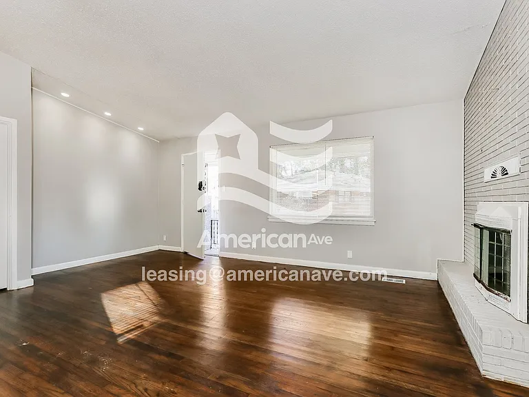 1789215_004_wm_-_living_room_13402081.jpg