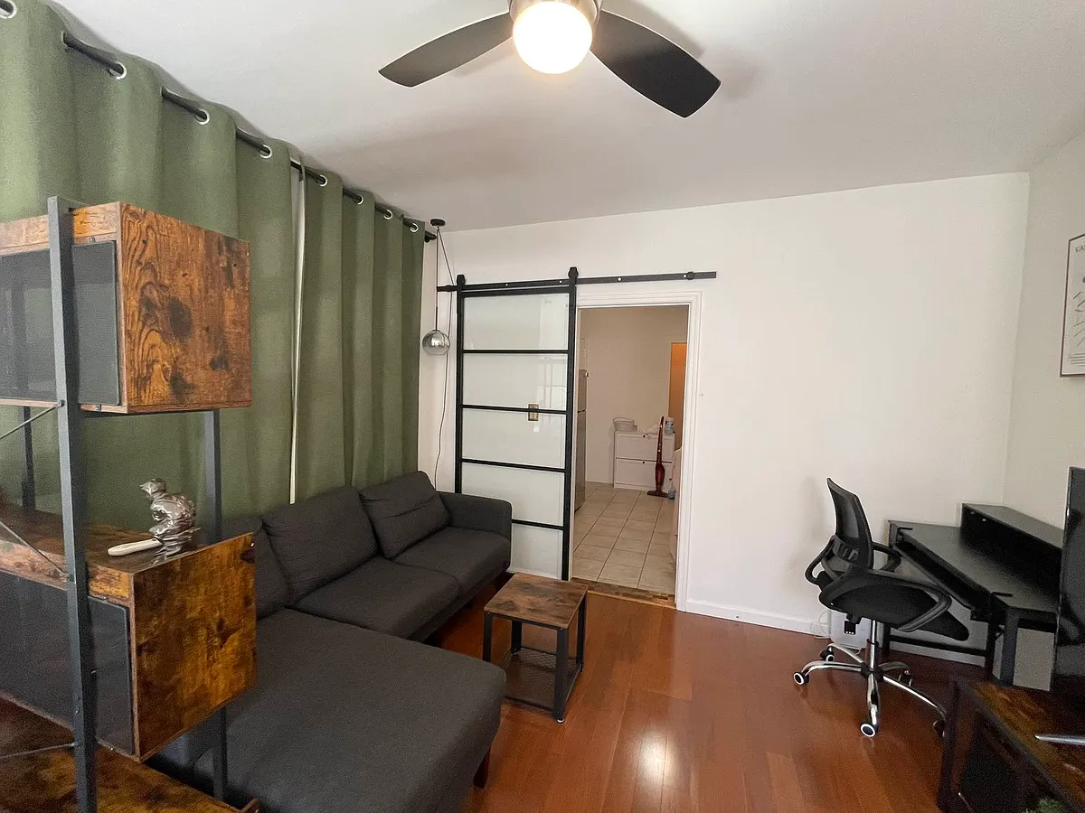 Building Photo - 519 W 48th St #9