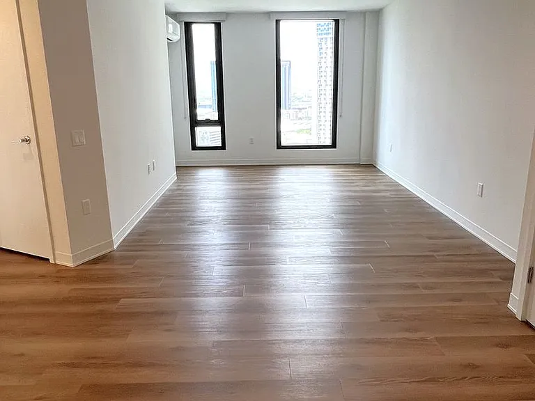 987 Queen St #2313 — Photo 5