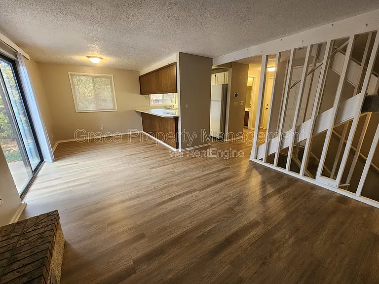 492 S Dover Ave — Photo 4