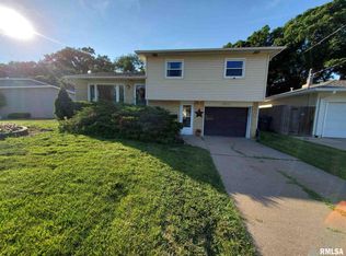 1904 Lincoln Rd, Bettendorf, IA 52722