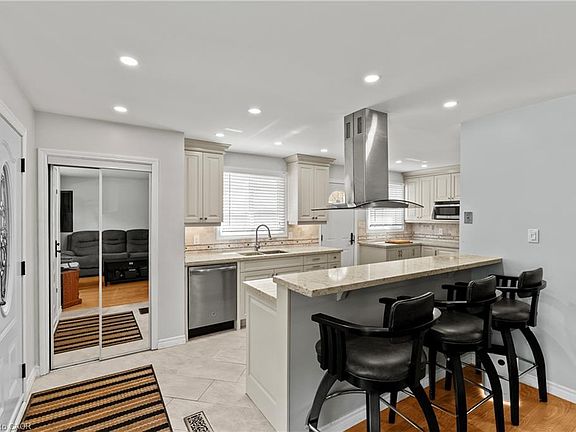5th image of 265 Bonaventure Dr