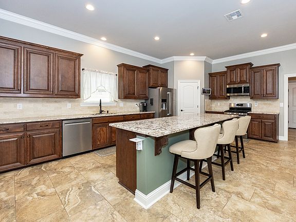 3rd image of 812 Beaumont Dr