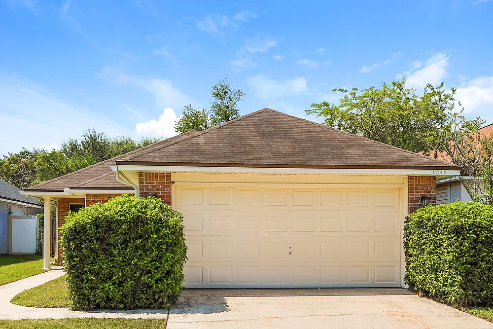 3 bed, 2.0 bath, 1302 sqft, $1,745 — Photo 1