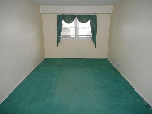 4th image of 166 Woodbine Ave