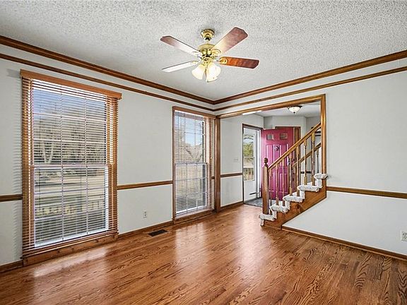 4th image of 8645 Greenwood Ln