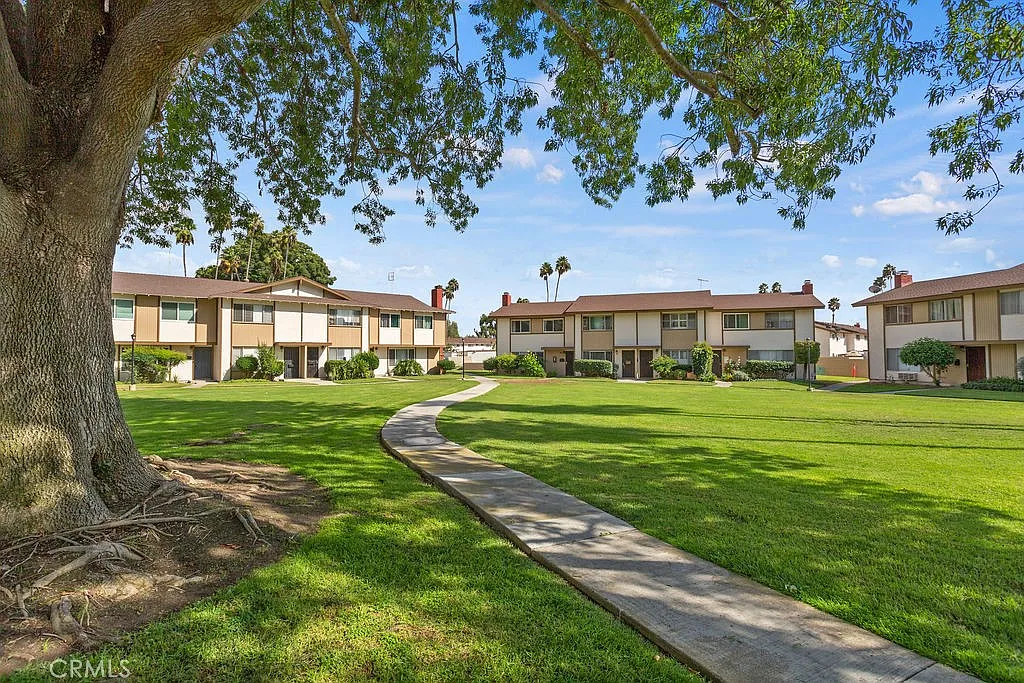3 bed, 2.5 bath, 1392 sqft, $3,550 — Photo 2