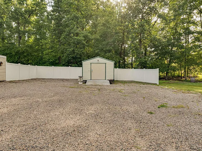 203 Polly Dr — Photo 25