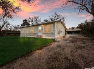 1003 6th St, Floresville, TX 78114