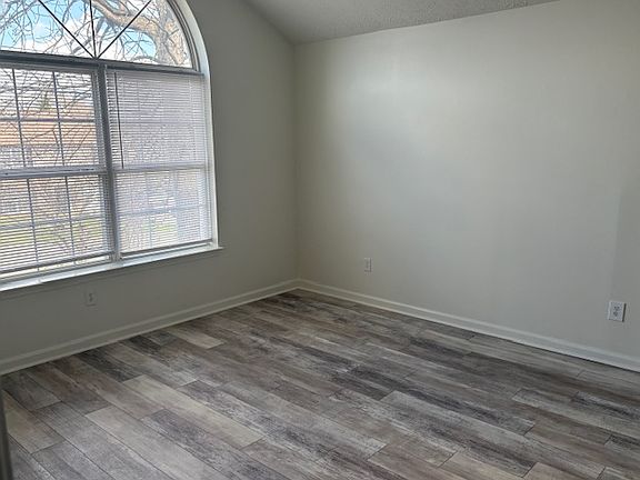 4th image of 203 Lake Forest Dr