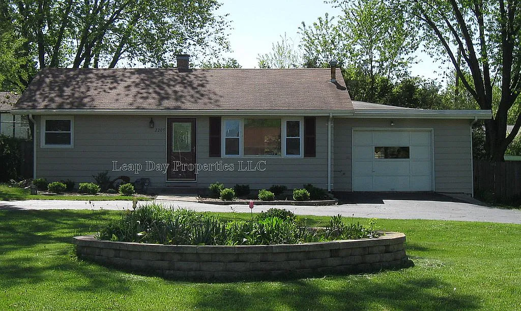 2205 Ridgeland Dr photo 1