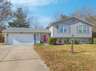 100 King Oak Dr, Godfrey, IL 62035