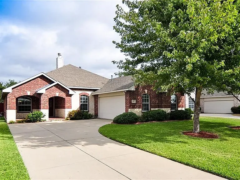 1207 Fox Trail Dr — Photo 2