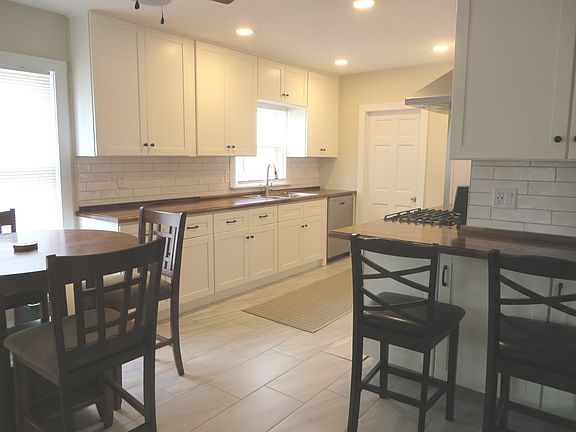 3rd image of 411 S Prairie Ave