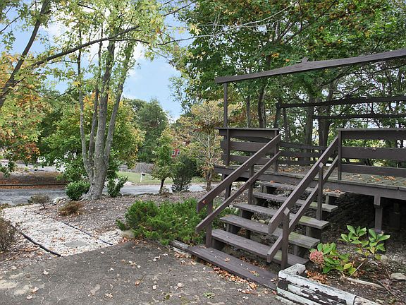 4th image of 81 Twin Oaks Dr
