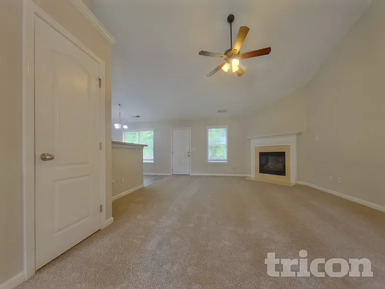611 Hemlock Ct — Photo 3