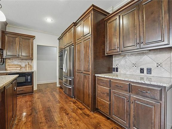 4th image of 9332 W 158th St