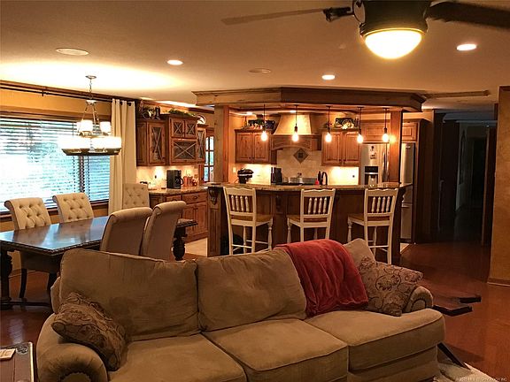 3rd image of 604 Meadowview Cir