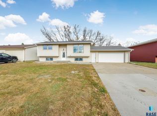 822 Executive Ave, Crooks, SD 57020