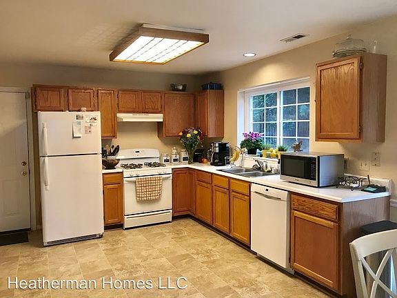 5th image of 261 Greenspring Dr