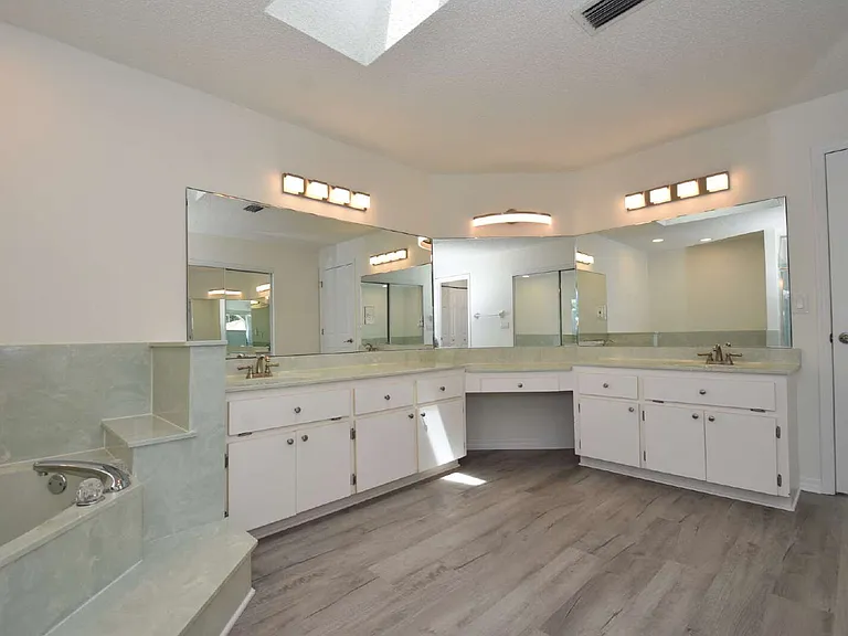 33 Poinsettia Ln — Photo 16